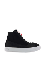 Alpinestars Stella Stated Podium sko, high-top køresneakers til damer, sort og hvid, ribbet tekstur ved anklen, hvide snørebånd, tyk hvid vulkaniseret sål, rød løkke ved hælen, strømlinet urbant design med præget mønster på siden