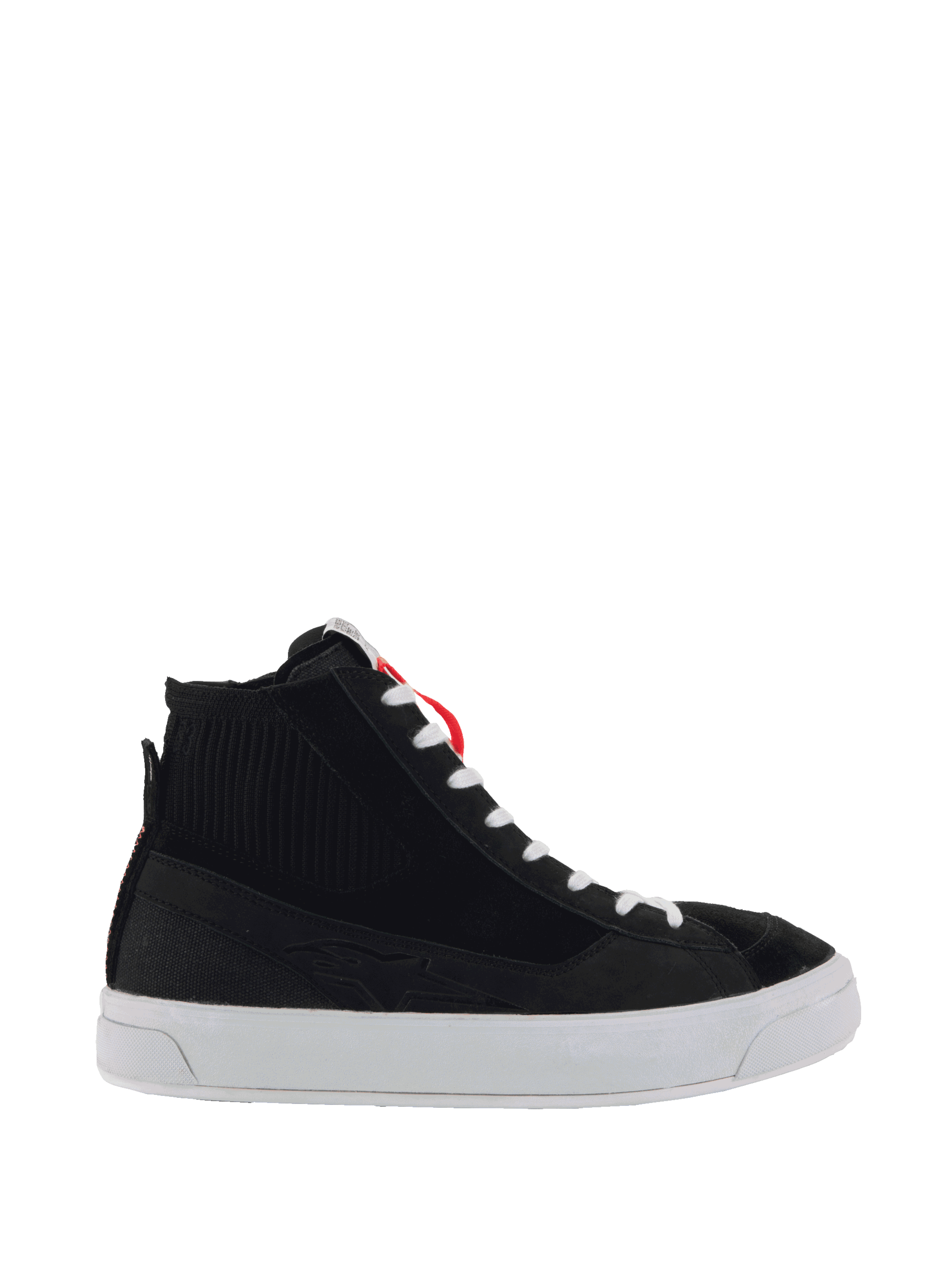Alpinestars Stella Stated Podium sko, high-top køresneakers til damer, sort og hvid, ribbet tekstur ved anklen, hvide snørebånd, tyk hvid vulkaniseret sål, rød løkke ved hælen, strømlinet urbant design med præget mønster på siden