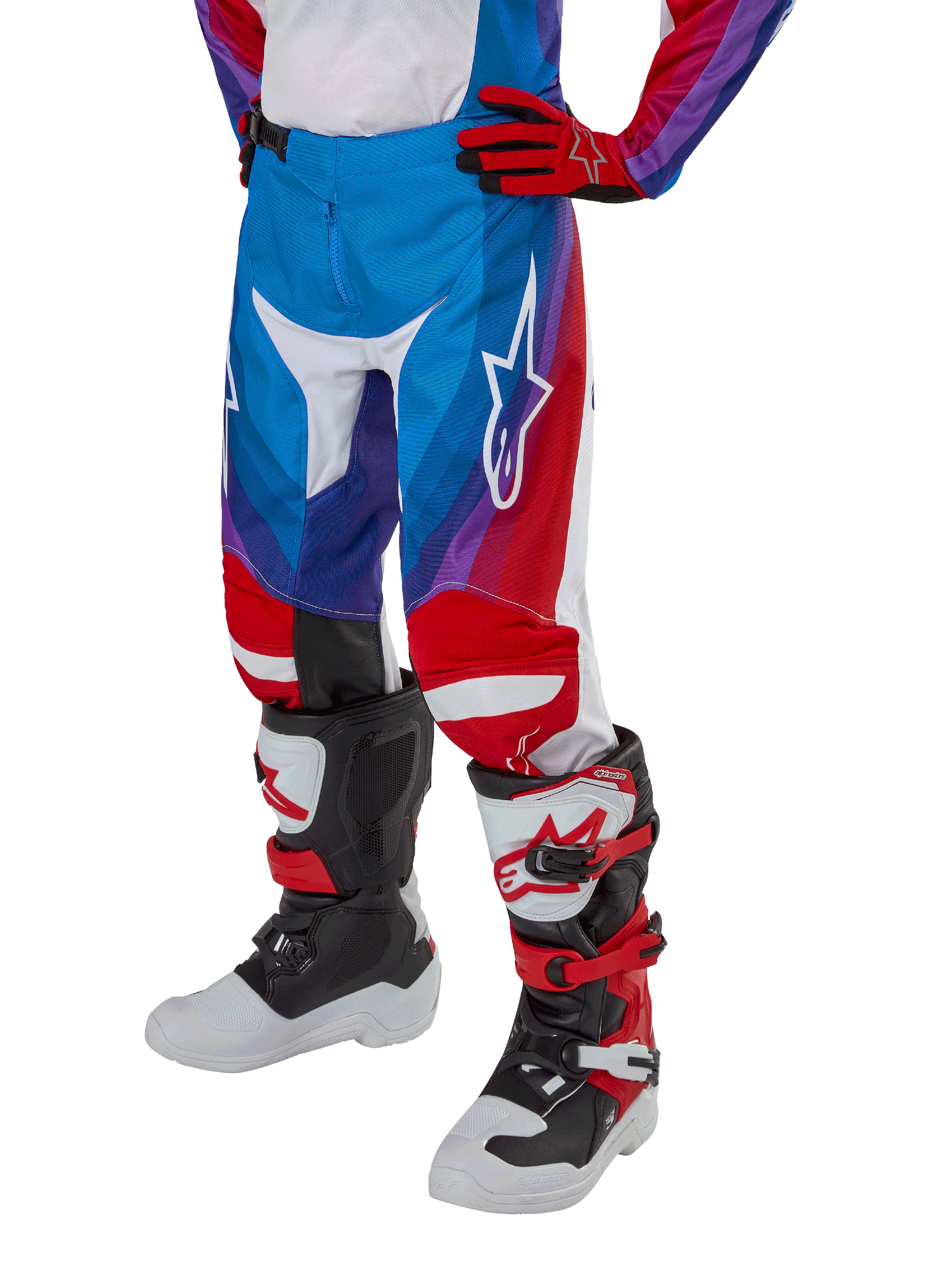 Alpinestars Youth 2024 Racer Pneuma bukser, motocrossbukser, blå, rød og hvid, båret med matchende handsker og støvler, hvidt stjernelogo på låret, sporty design til terrænkørsel