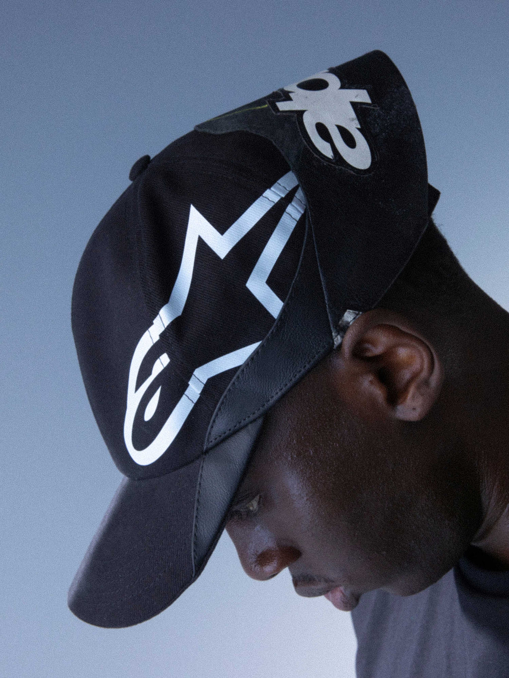 Alpinestars RSRV Resurgence Hat, sort kasket med hvidt logo, premium streetwear-kollektion, unisex cap med buet skygge