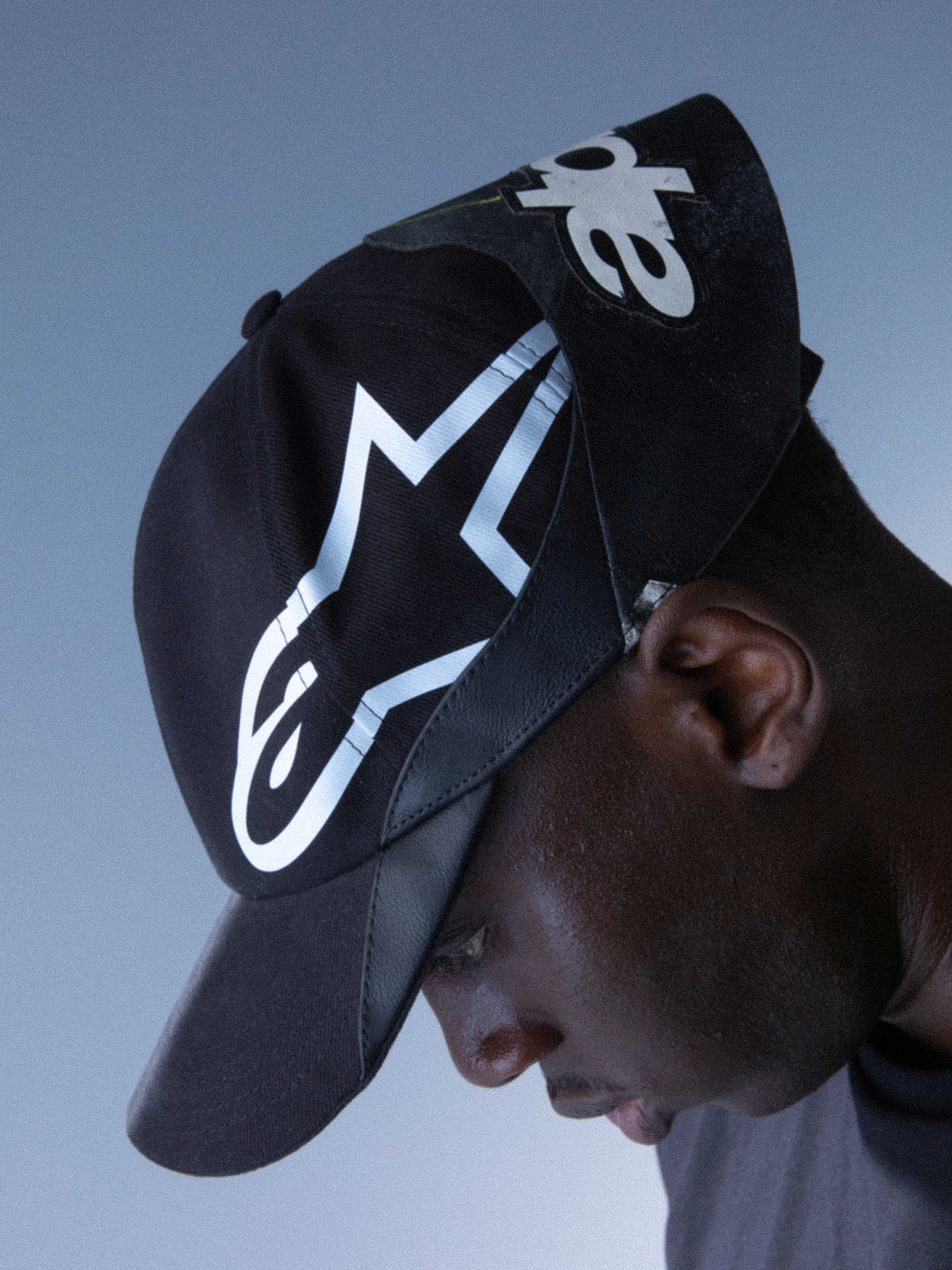 Alpinestars RSRV Resurgence Hat, sort kasket med hvidt logo, premium streetwear-kollektion, unisex cap med buet skygge