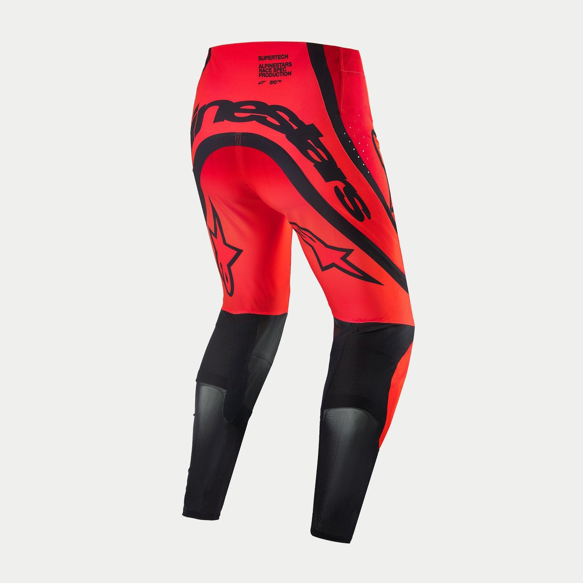 Alpinestars Supertech Ember LE bukser, motocross-bukser, Red Fluo og Bright Red med sorte detaljer, set bagfra med markant sort Alpinestars-branding over sædet, stjernelogoer på lårene og tekniske mesh-paneler på underbenene.
