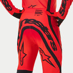 Alpinestars Supertech Ember LE bukser, motocrossbukser, rød fluo og klar rød med sort grafik, set bagfra med fokus på branding og 'Race Spec Production'-tekst på lænden, præstationsorienteret design til off-road racing