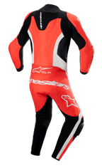 Alpinestars GP Force Lurv 1-Piece læderdragt, fluorescerende rød, hvid og sort, set bagfra med en aerodynamisk rygpukkel, hvide perforerede læderpaneler og markant hvid Alpinestars-branding på den nederste del af ryggen, professionel motorcykelracerdragt med harmonikastrækpaneler.