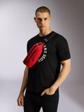 Alpinestars Only Linear hoftebæltetaske i rød og sort, båret cross-body med justerbar rem og logo.