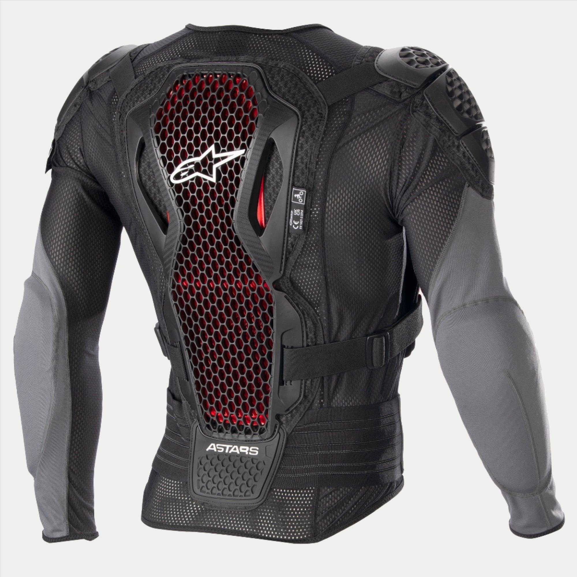 Alpinestars Bionic Plus V2 beskyttelsesjakke, motocross beskyttelsesjakke, sort og antracitgrå med røde honeycomb-detaljer, set bagfra viser Level 2 Nucleon Cell-teknologi rygbeskytter, perforeret mesh-stof og integreret skulder- og albuebeskyttelse.